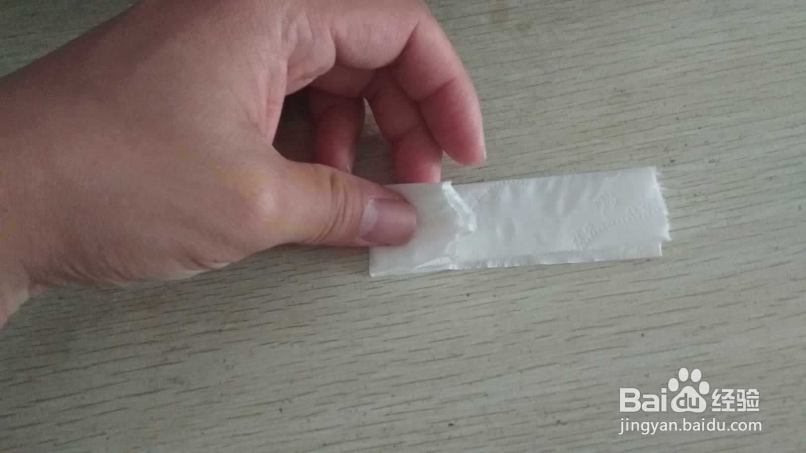 如何用一张长方形手纸做简易的中性笔的支架