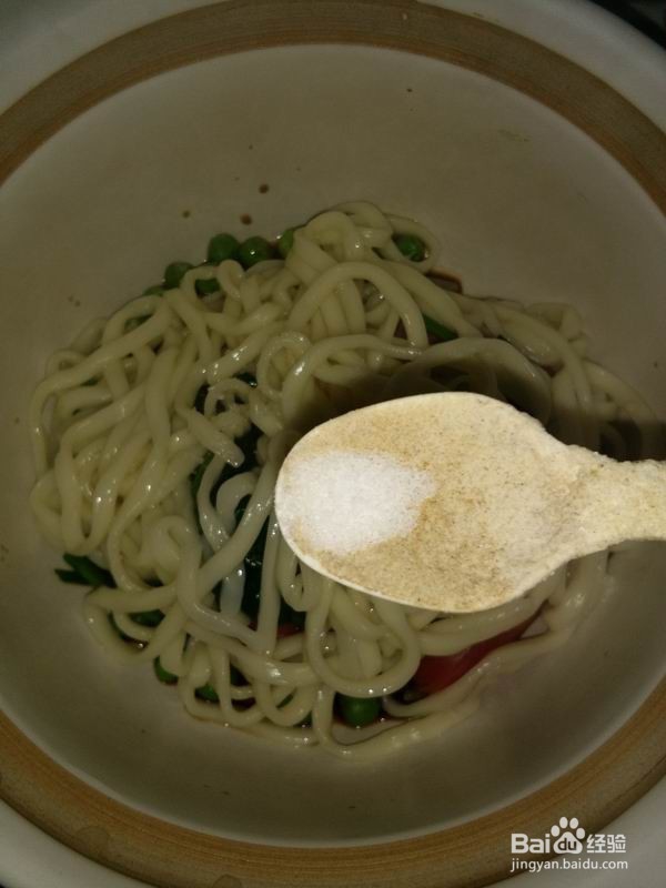 青豌豆菠菜香肠拌面