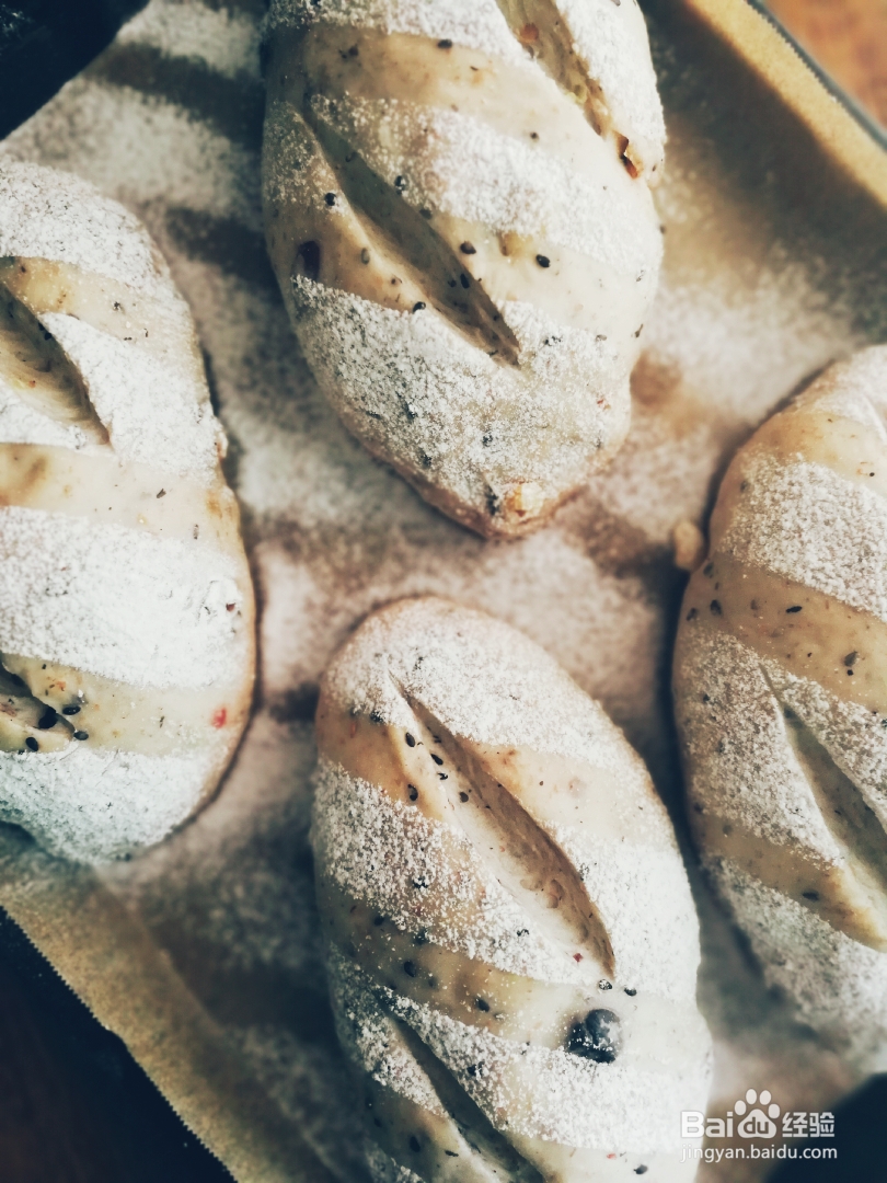 香气浓郁的黑麦红枣核桃黑芝麻软欧面包