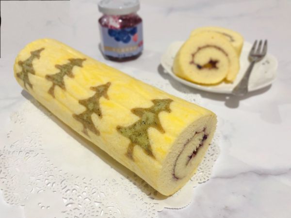 #令人羡慕的圣诞大餐#蓝莓酱圣诞树蛋糕卷