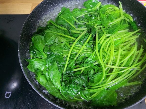 炝锅菠菜豆腐汤