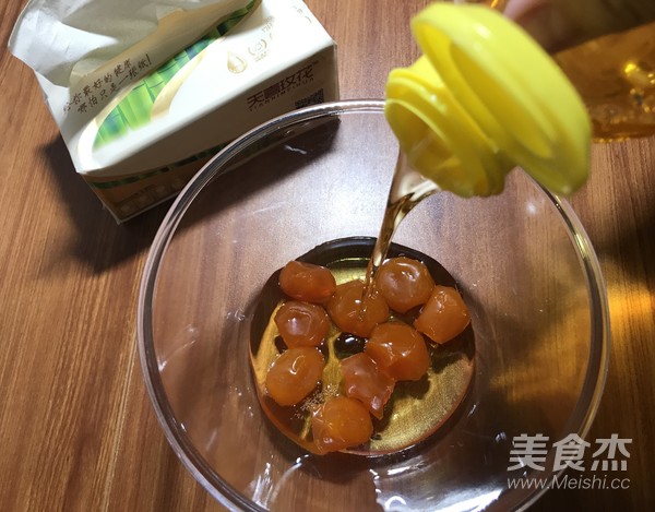 莲蓉蛋黄广式月饼