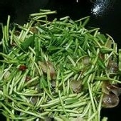 藜蒿炒腊肠的做法