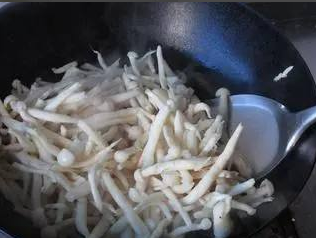 家常菜：苦瓜炒白玉菇