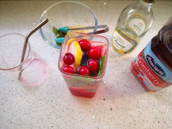 莓莓果果气泡饮