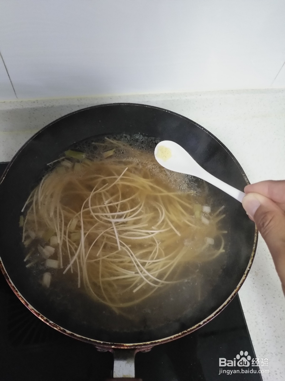 用鸡蛋挂面做热汤面