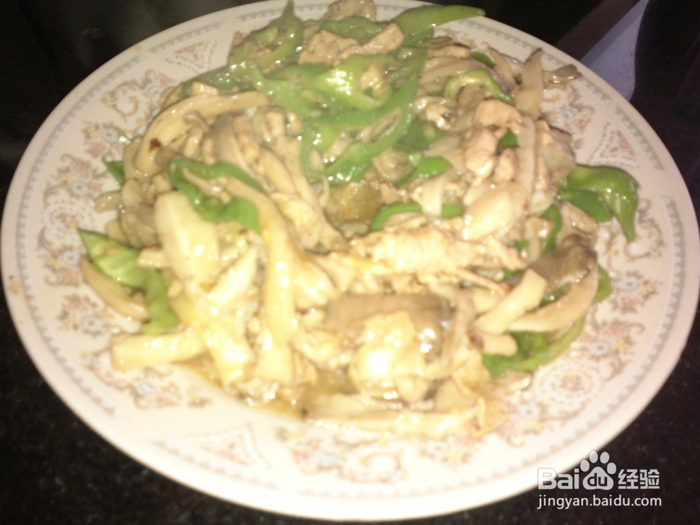 制作简单的下饭菜青椒平菇炒肉的做法
