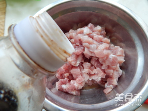 酱黄瓜肉丁拌荞麦面