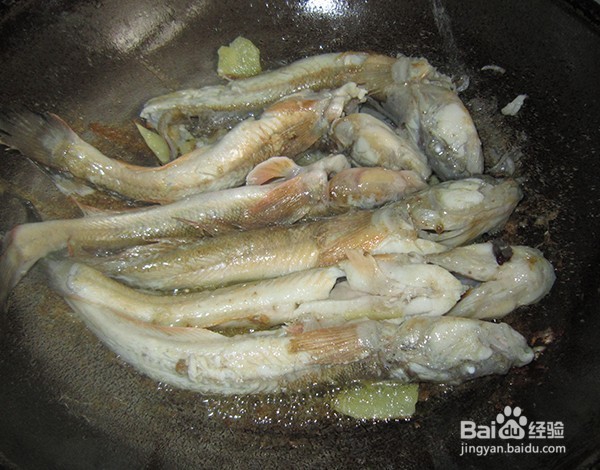 楞蹦鱼炖白菜豆腐的做法