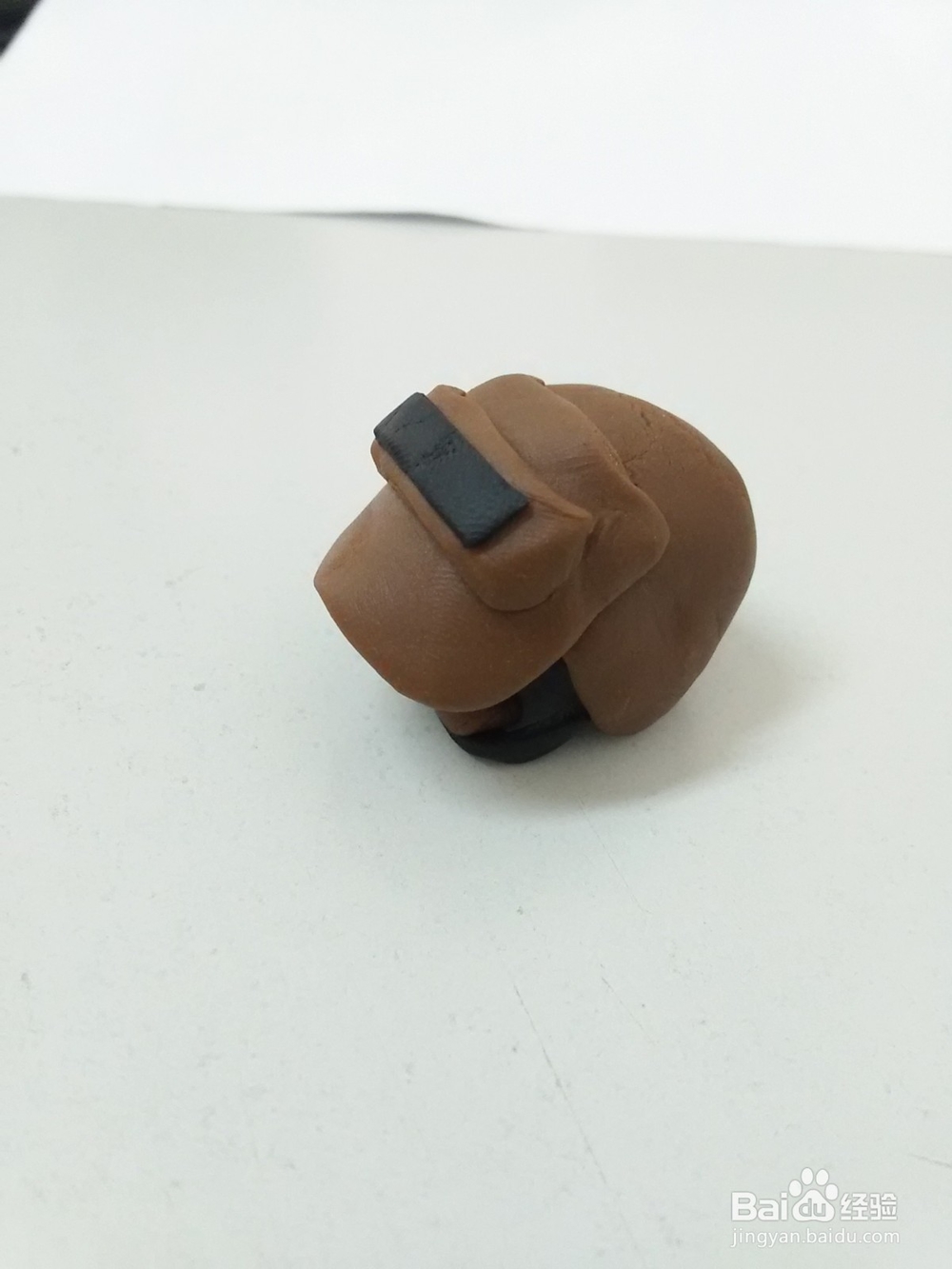怎么用橡皮泥捏吃鸡头盔