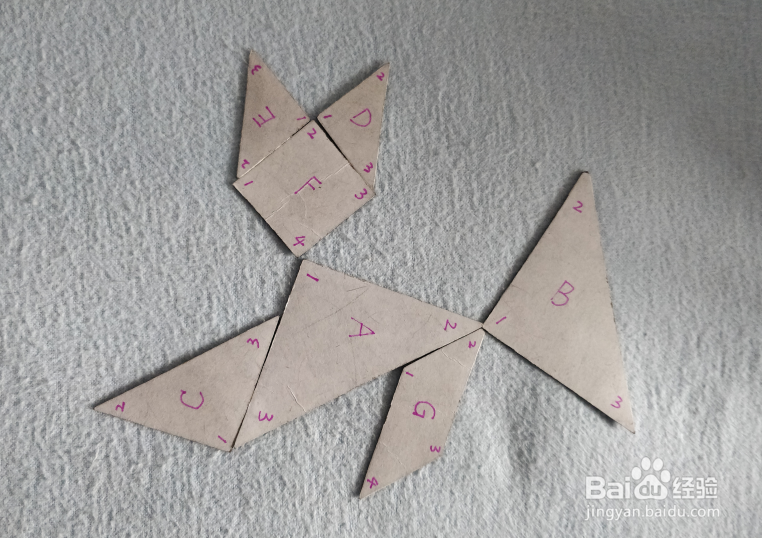 用七巧板怎样拼一只向前跑的狐狸？