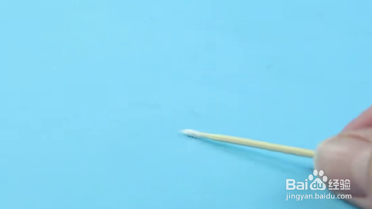 如何清除手机充电口的灰尘杂质？