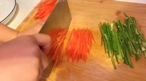 鱼香炒蛋的做法