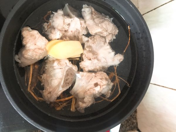 五指毛桃筒骨汤