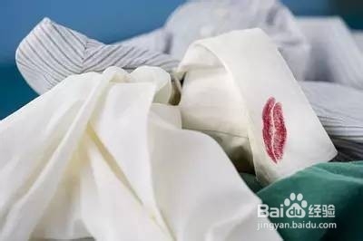 如何清洗有颜色衣服上的顽固污渍