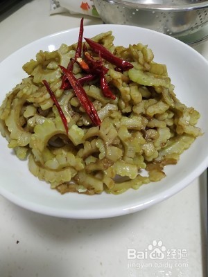 食补养生六味干煸苦瓜的做法