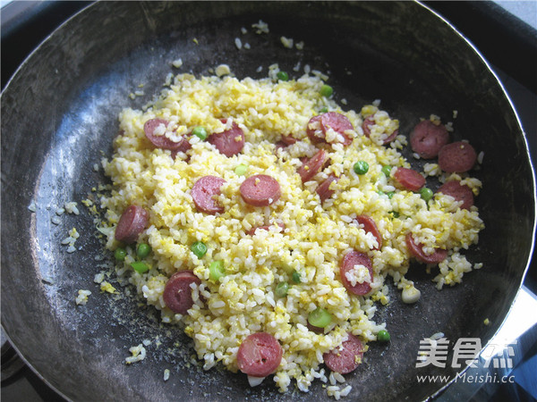 腊肠豌豆蛋炒饭