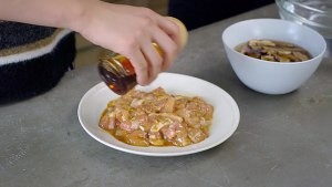 教大家做菌菇滑鸡煲仔饭