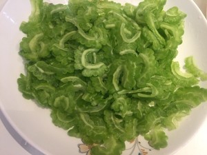 苦瓜炒肉 苦瓜这样做去除大半苦味