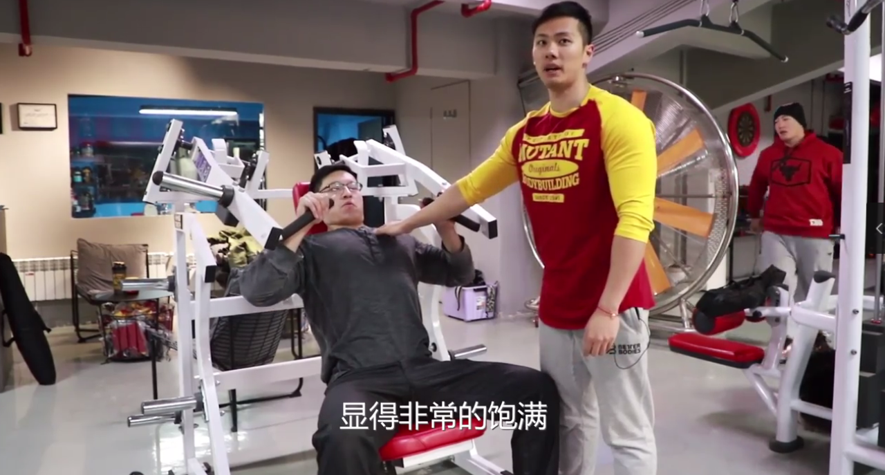 如何锻炼胸大肌？