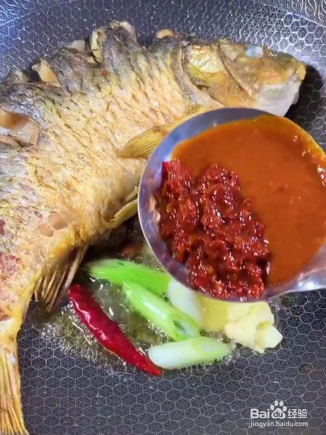 香辣红烧鲤鱼的做法