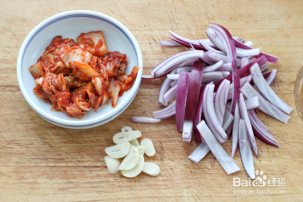 辣白菜肥牛炒年糕的做法