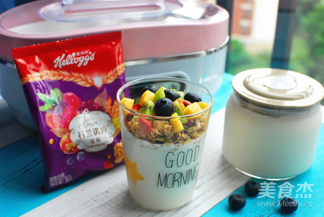 杂锦水果谷物酸奶