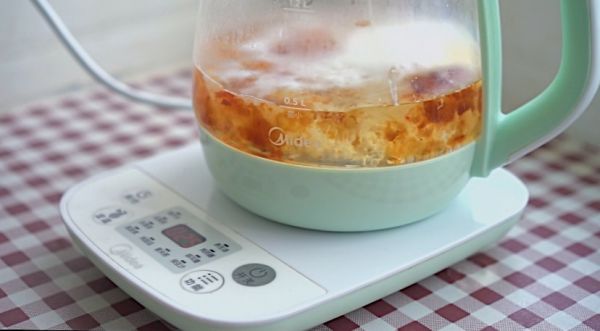 桃胶雪燕皂角米炖牛奶