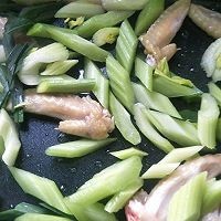 如何制作美味的西芹炒鸡翅尖