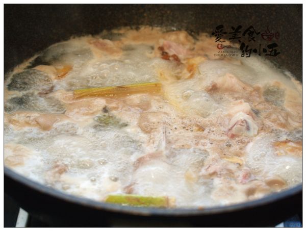 炖一锅羊肉与白萝卜清汤