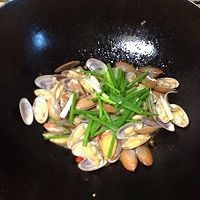 香辣姜葱爆炒花甲的做法