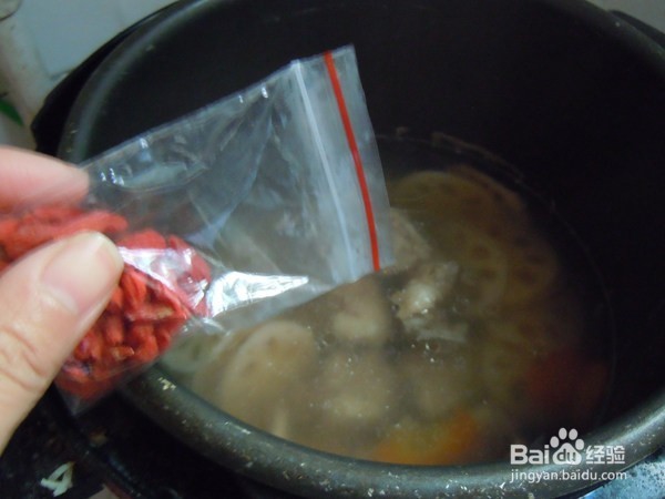 莲藕炖排骨的做法