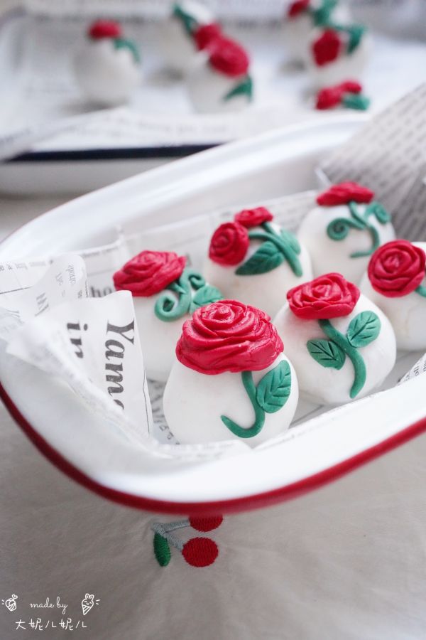 奶黄流心玫瑰汤圆