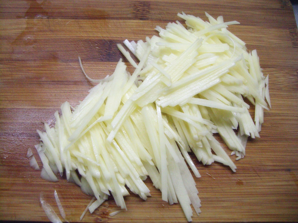 凉拌双丝的做法，妈妈们学会了吗？