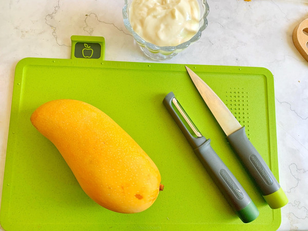 芝士泡菜火腿蛋卷饼和芒果酸奶