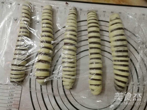 毛毛虫豆沙面包