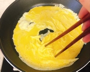 养生食补西芹炒鸡蛋的做法