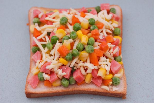 田园时蔬吐司披萨