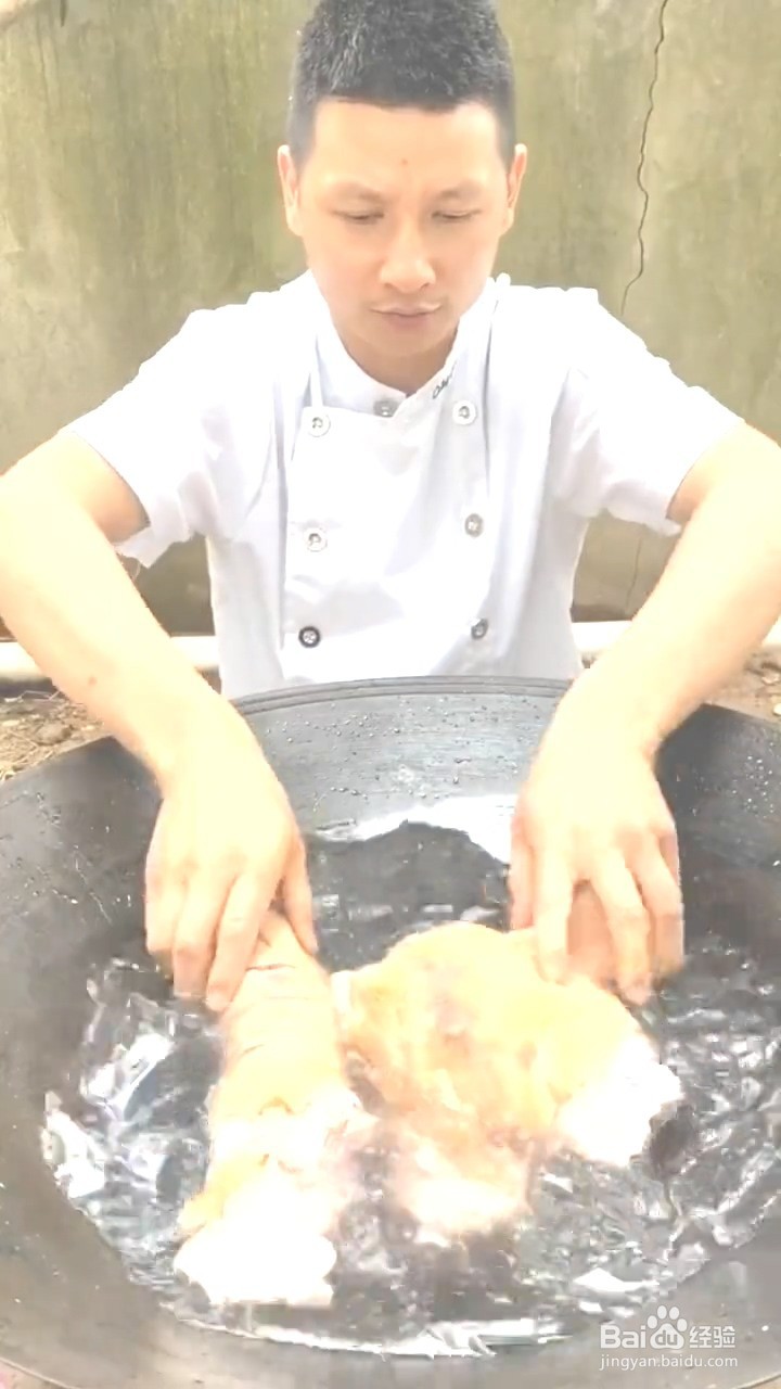 如何制作酱猪蹄？