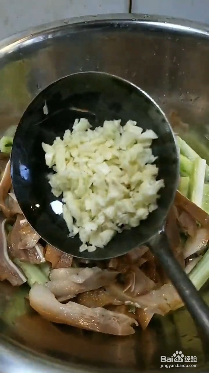 如何自制美味好吃的凉拌猪耳朵黄瓜