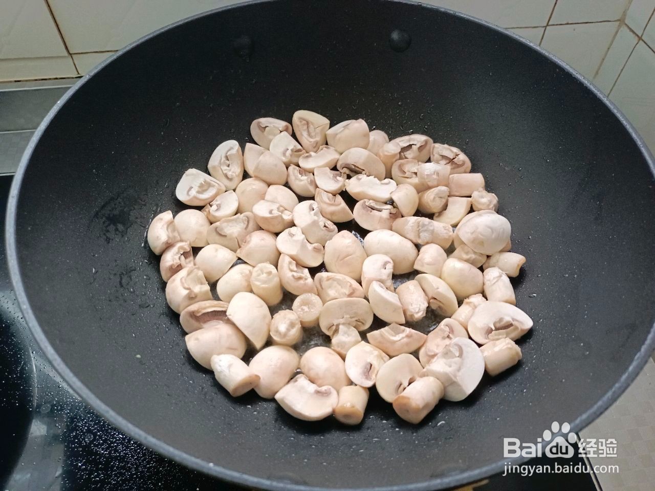 口蘑鸡丁的做法