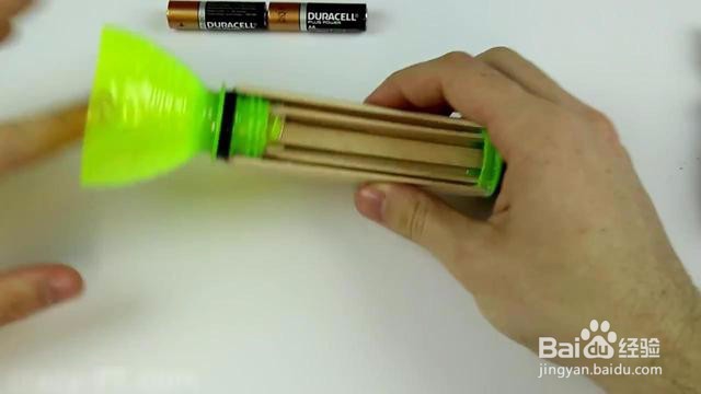 用塑料瓶做手电筒,最后的结果“亮”了。