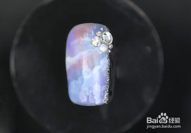 怎样做蓝紫色晕染美甲？