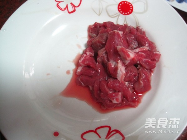 牛肉炒香芹的做法