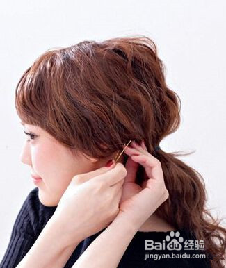 卷发扎发的简单步骤