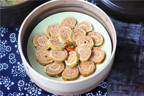 玉米渣花生粥胡萝卜鸡蛋卷