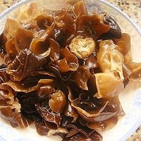 美白肌肤的佳品黄瓜木耳炒鸡蛋