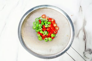双椒乳鸽的做法