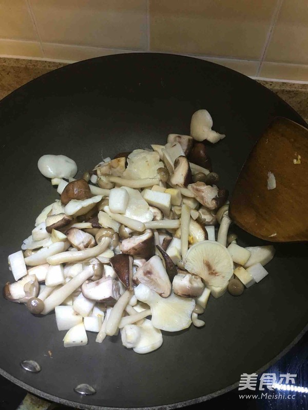 茄汁蘑菇炒面包