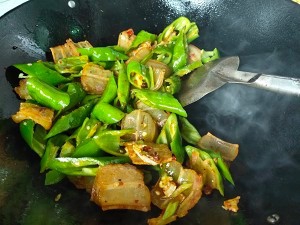 健康养生佳品青椒炒腊肉的做法